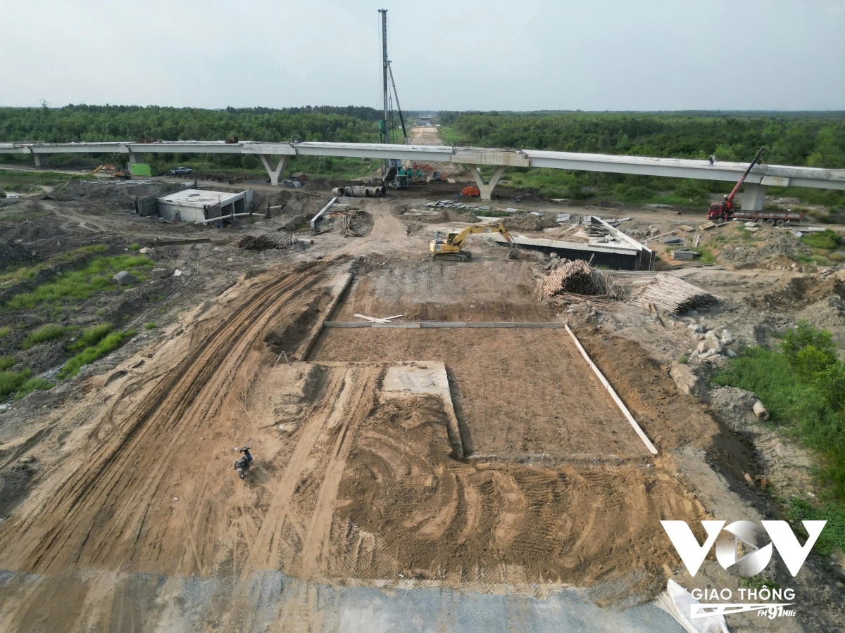 Các hạng mục cầu, đường trên tuyến Vành đai 3 TP.HCM đang được triển khai đồng thời nhằm đáp ứng yêu cầu tiến độ đề ra.