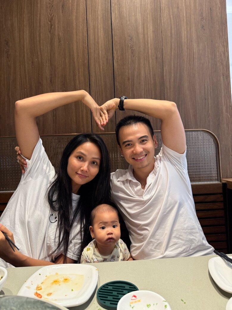 Gia đình hạnh phúc của Hoa hậu H’Hen Niê được nhiều người ngưỡng mộ. Mới đây, cô chia sẻ những khoảnh khắc cùng con khiến nhiều khán giả thích thú.