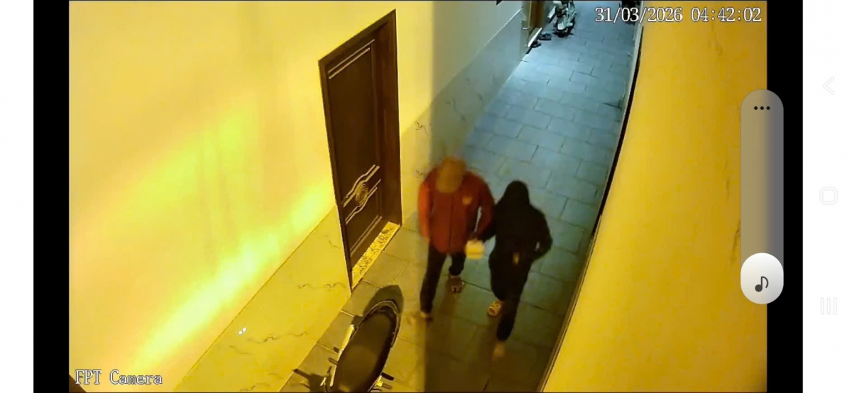 2 đối tượng đã lấy đi nhiều tài sản có giá trị bao gồm 2 điện thoại, tiền mặt, trang sức. (Ảnh: Trích xuất camera)