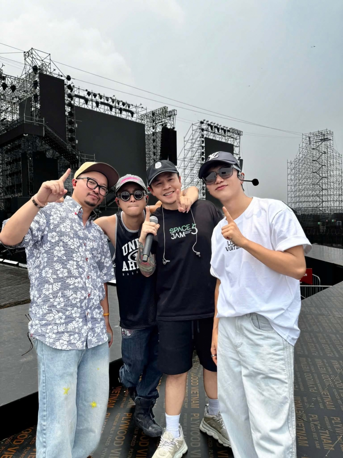 Hà Lê thì lại mang đến màu sắc khác khi xuất hiện cùng “đồng bọn” trong loạt ảnh rehearsal vui vẻ, đúng chất “anh em cây khế”.