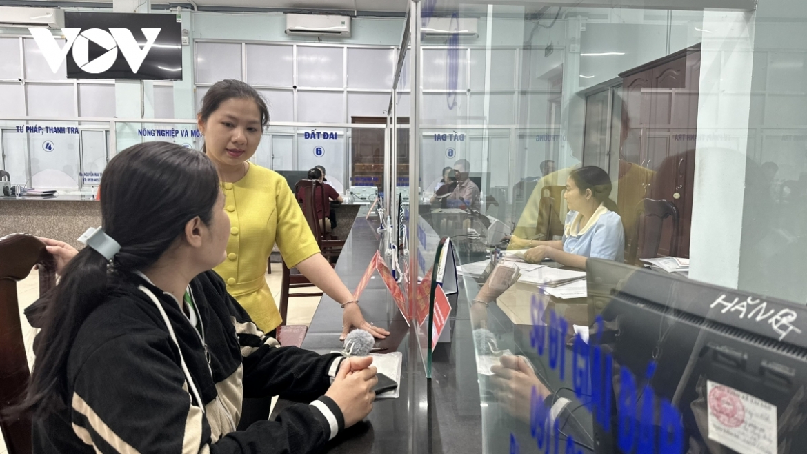 Cán bộ Trung tâm Phục vụ hành chính công phường Ô Môn, TP. Cần Thơ nỗ lực để phục vụ người dân tốt hơn.