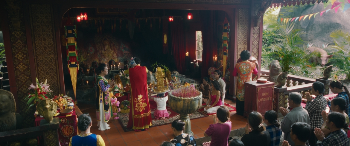 Không khí u ám, căng thẳng bao trùm trailer.