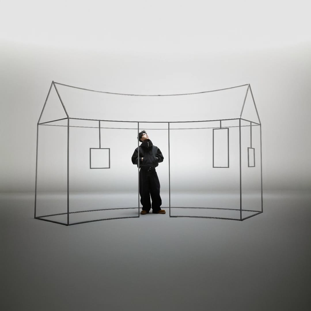 HIEUTHUHAI tung loạt ảnh mới trên Instagram khiến fan “đứng ngồi không yên”, chờ đợi sản phẩm âm nhạc tiếp theo.