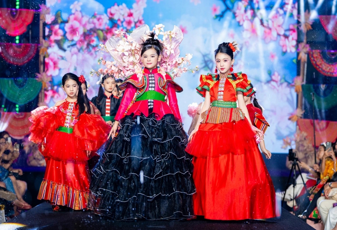 Mẫu nhí giới thiệu những nét văn hóa Tây Bắc tại Vietnam Iconic Runway – Trạm Di sản: Em Tây Bắc 2