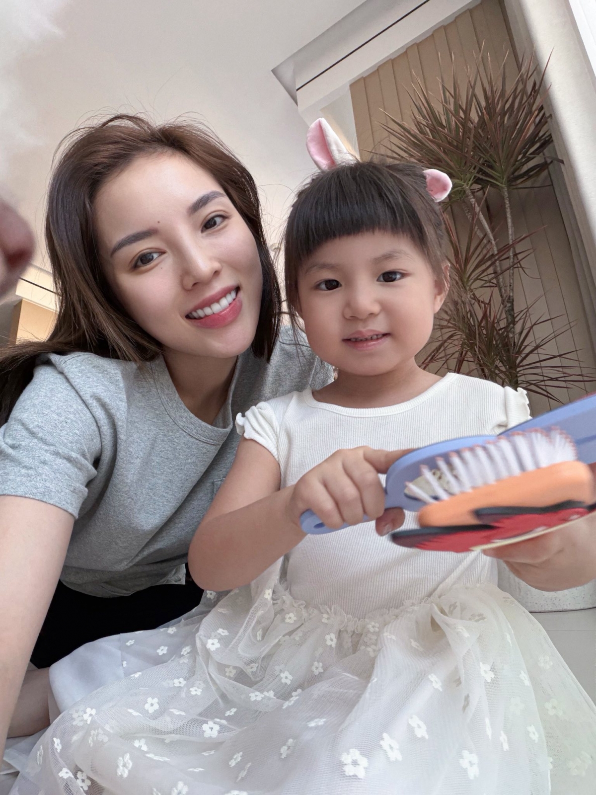 Hoa hậu Nguyễn Cao Kỳ Duyên hôm nay lại "giản dị" khi khoe khoảnh khắc đời thường bên em bé đáng yêu. Vẻ đẹp nền nã, dịu dàng khiến netizen “tan chảy”.