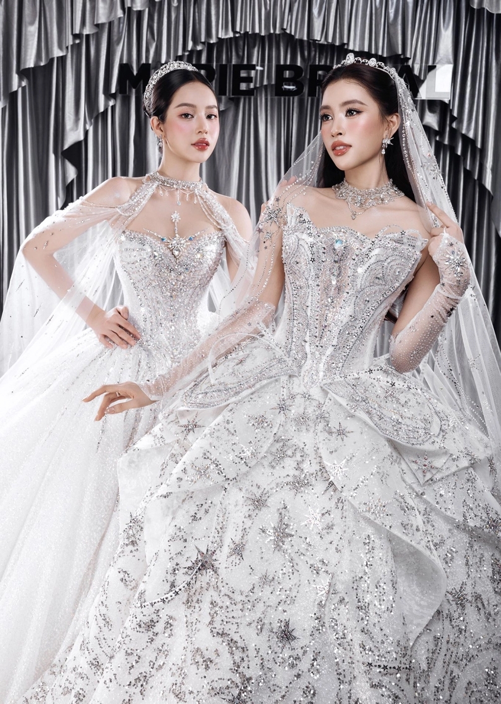 Hoa hậu Thanh Thủy và hoa hậu Tiểu Vy được ví như hai búp bê xinh đẹp khi cùng khoe sắc trong một show áo cưới.