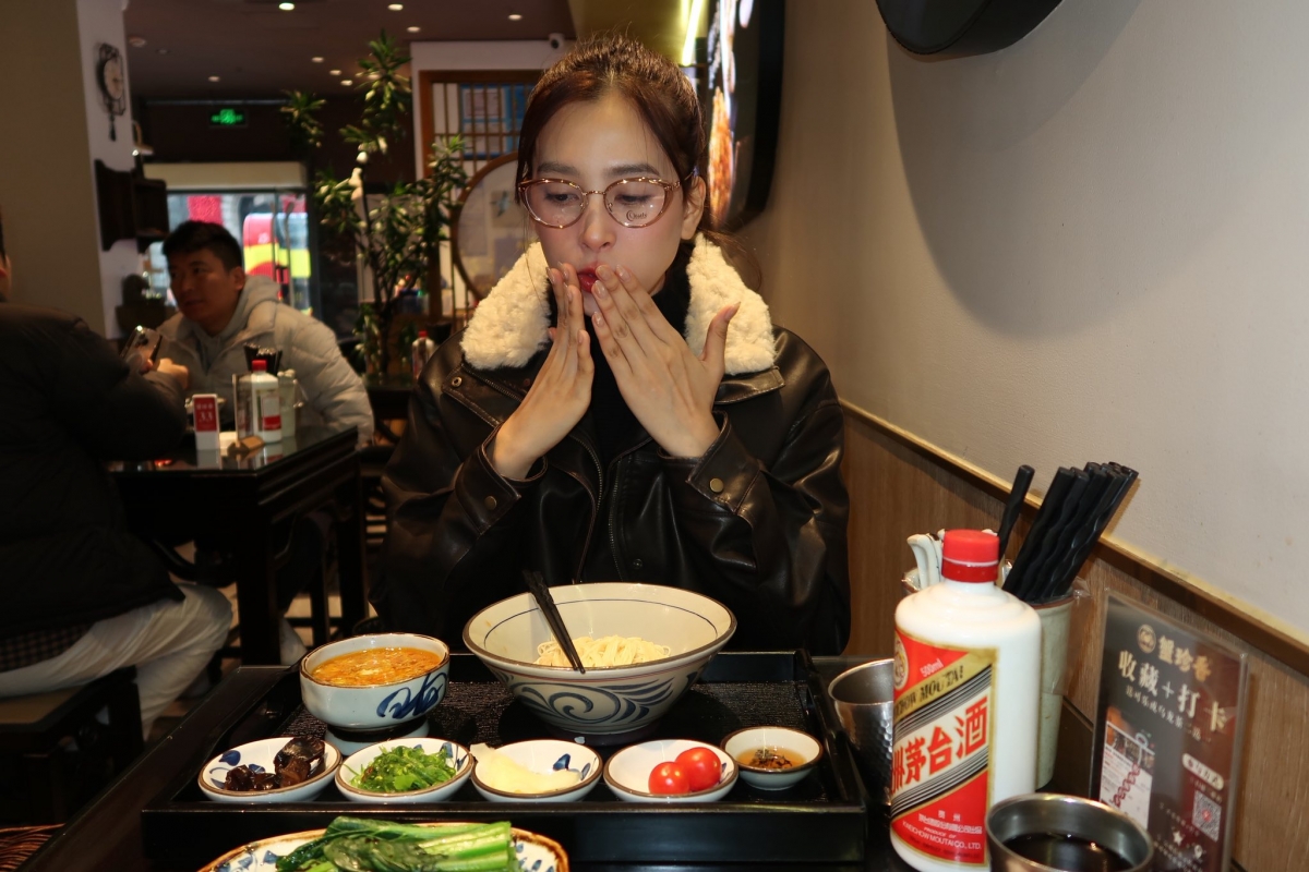 Hoa hậu Trần Tiểu Vy ghi điểm với hình ảnh giản dị, dễ thương khi đi ăn mì.