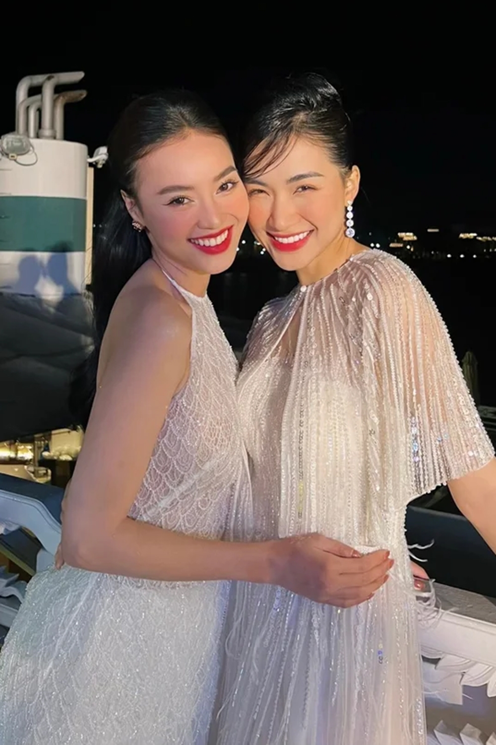 Hòa Minzy công khai “giận dỗi” Ninh Dương Lan Ngọc trong tiệc sinh nhật của Thúy Ngân cùng nhiều nghệ sĩ nổi tiếng. Thực tế đó là màn “dỗi yêu” và cả hai nhanh chóng trở lại với những khoảnh khắc vui vẻ.