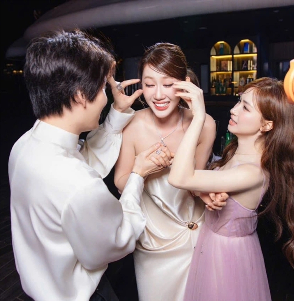 Hòa Minzy giật mi giả của Thúy Ngân trong tiệc sinh nhật.