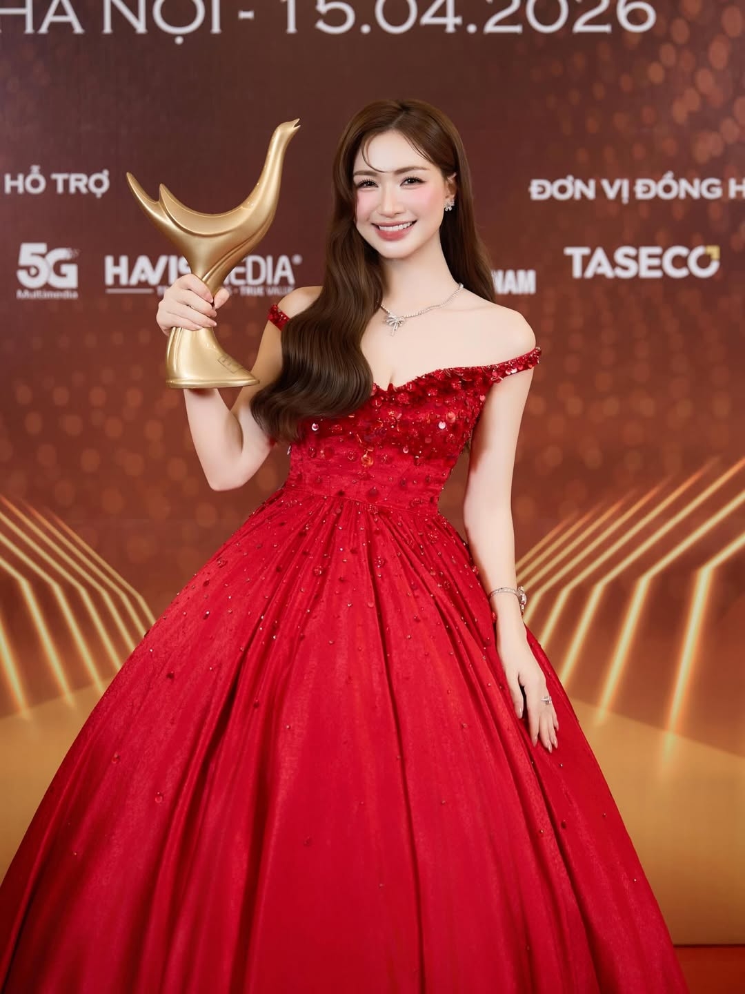 Tâm điểm trong ngày thuộc về Hòa Minzy, khi cô chính thức được vinh danh “Nữ nghệ sĩ của năm” tại Giải thưởng Cống hiến 2026. Nữ ca sĩ xúc động gửi lời cảm ơn đến ban tổ chức, giới chuyên môn và khán giả, đồng thời chia sẻ đây là “chiếc cúp cuối cùng cho năm 2025”, khép lại một năm đại thắng với gần 40 giải thưởng lớn nhỏ.