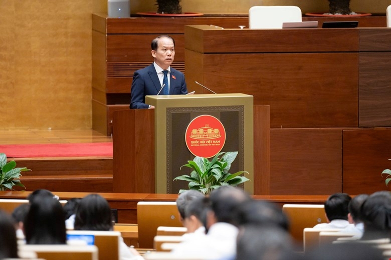 Bộ trưởng Bộ Tư pháp trình bày báo cáo, giải trình, tiếp thu, chỉnh lý dự thảo luật.