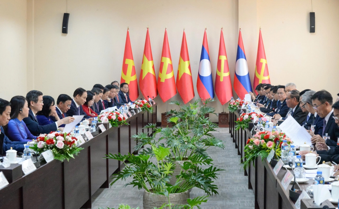 Đồng chí Trần Cẩm Tú hội đàm với đồng chí Vilay Lakhamphong, Thường trực Ban Bí thư Trung ương Đảng Nhân dân cách mạng Lào.