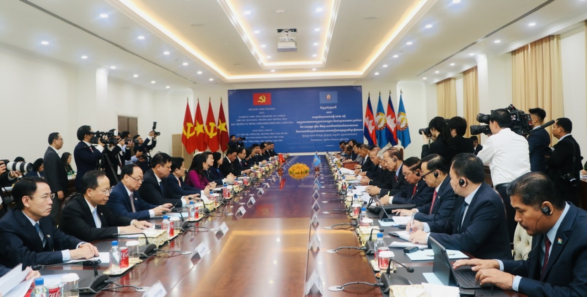 Đồng chí Trần Cẩm Tú hội đàm với Trưởng Ban thường trực Ban Thường vụ Trung ương Đảng Nhân dân Campuchia (CPP) Samdech Say Chhum.
