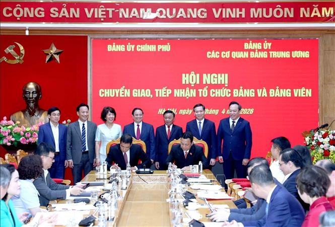 Lễ ký biên bản bàn giao danh sách tổ chức đảng, đảng viên giữa Đảng ủy Chính phủ và Đảng ủy các cơ quan Đảng Trung ương. Ảnh: Phương Hoa/TTXVN
