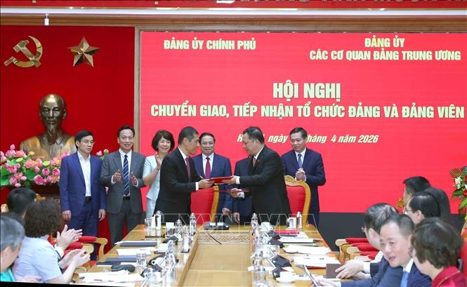 Lễ ký biên bản bàn giao danh sách tổ chức đảng, đảng viên giữa Đảng ủy Chính phủ và Đảng ủy các cơ quan Đảng Trung ương. Ảnh: Phương Hoa/TTXVN