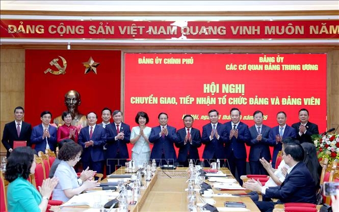 Thường trực Ban Bí thư Trần Cẩm Tú, Thủ tướng Phạm Minh Chính, đại diện Đảng ủy Chính phủ, Đảng ủy các cơ quan Đảng Trung ương và các đảng bộ chuyển giao, tiếp nhận chụp ảnh chung. Ảnh: Phương Hoa/TTXVN