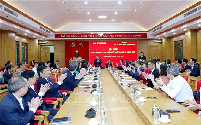 Hội nghị chuyển giao, tiếp nhận tổ chức đảng và đảng viên giữa Đảng ủy Chính phủ và Đảng ủy các cơ quan Đảng Trung ương. Ảnh: Phương Hoa/TTXVN