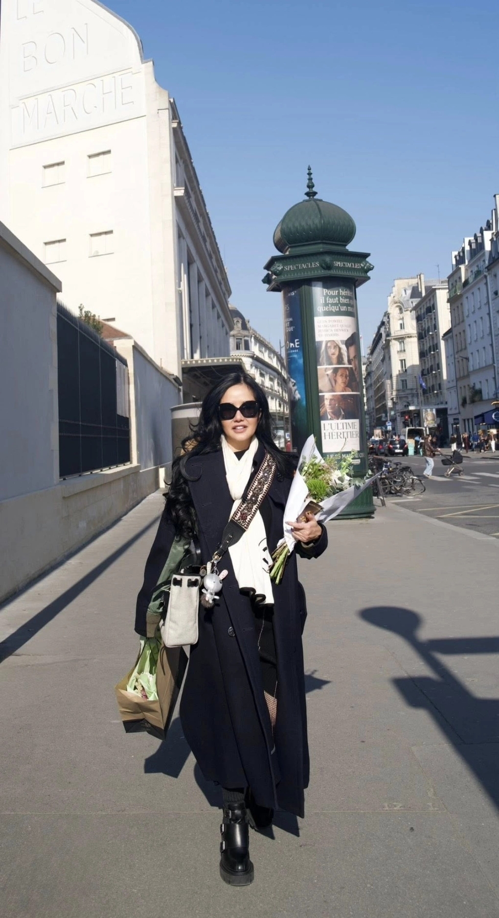 Diva Hồng Nhung được khán giả nhận xét biến đường phố thành sàn catwalk khi diện đồ sành điệu, đi chợ tại Paris (Pháp).