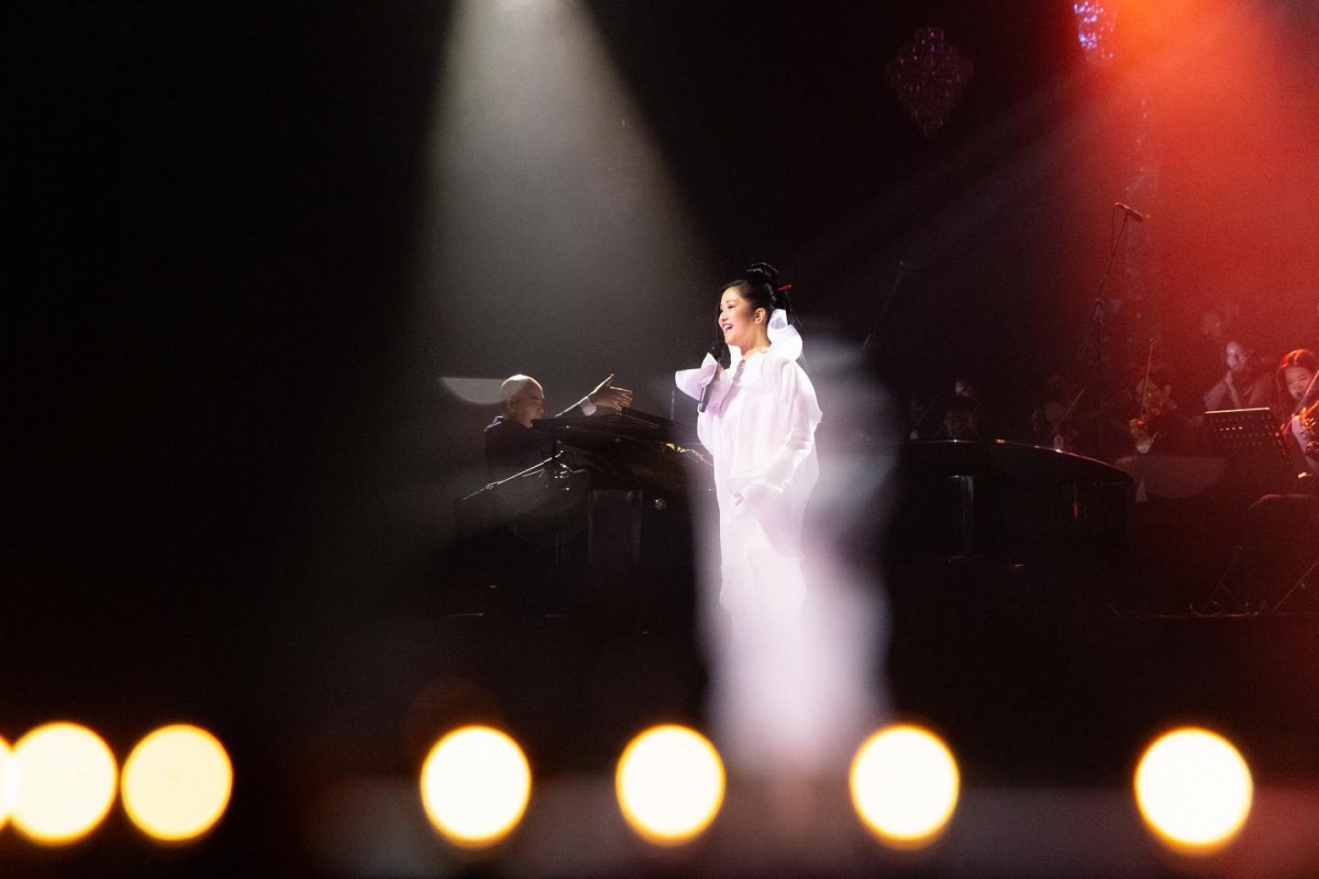 Ca sĩ Hồng Nhung xuất hiện cùng nhạc sĩ Đức Trí trong đêm nhạc tưởng nhớ Trịnh Công Sơn. Không gian âm nhạc sâu lắng cùng những chia sẻ cảm xúc tạo nên một khoảnh khắc nghệ thuật đáng nhớ.