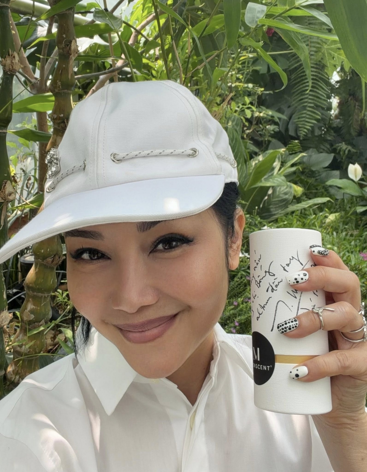 Nữ diva Hồng Nhung gây chú ý khi chia sẻ hình ảnh trải nghiệm mùi hương Bois de Samu – sáng tạo đặc biệt do nhạc sĩ Đức Trí tự pha chế. Dự án mang đậm dấu ấn cá nhân và tinh thần nghệ thuật, nhanh chóng khiến người hâm mộ tò mò về câu chuyện phía sau những tầng hương giàu cảm xúc này.