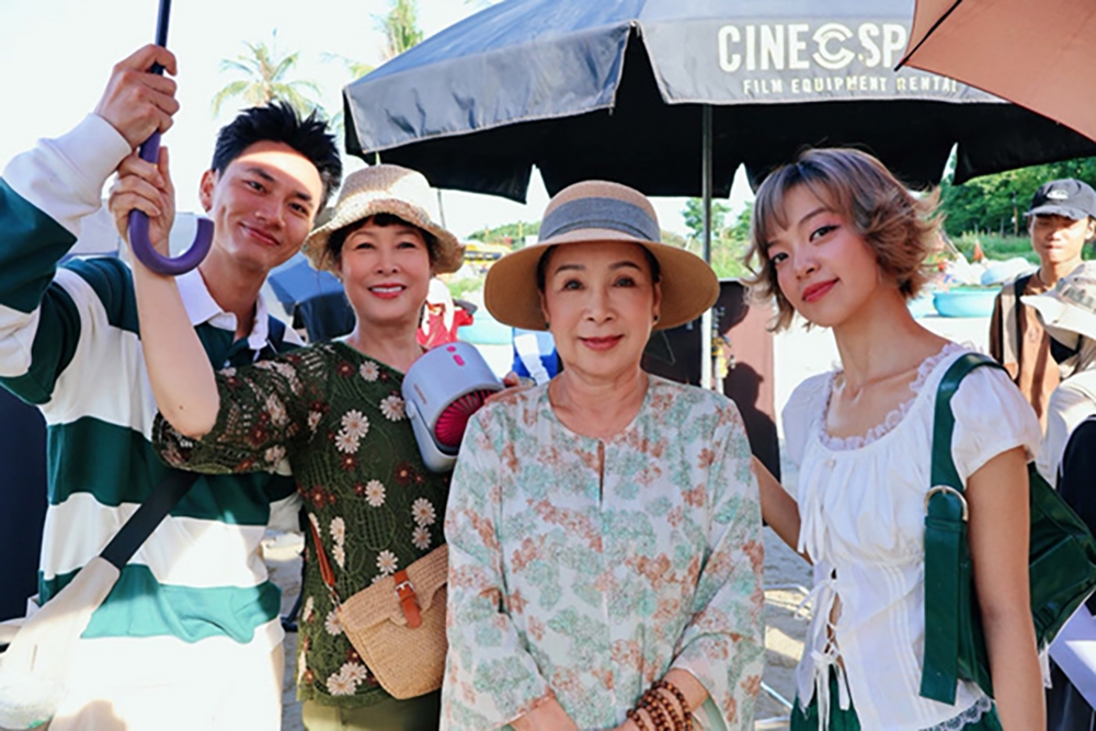 Hình ảnh hậu trường của NSND Hồng Vân chia sẻ cùng dàn cast. (Ảnh: FBNV)