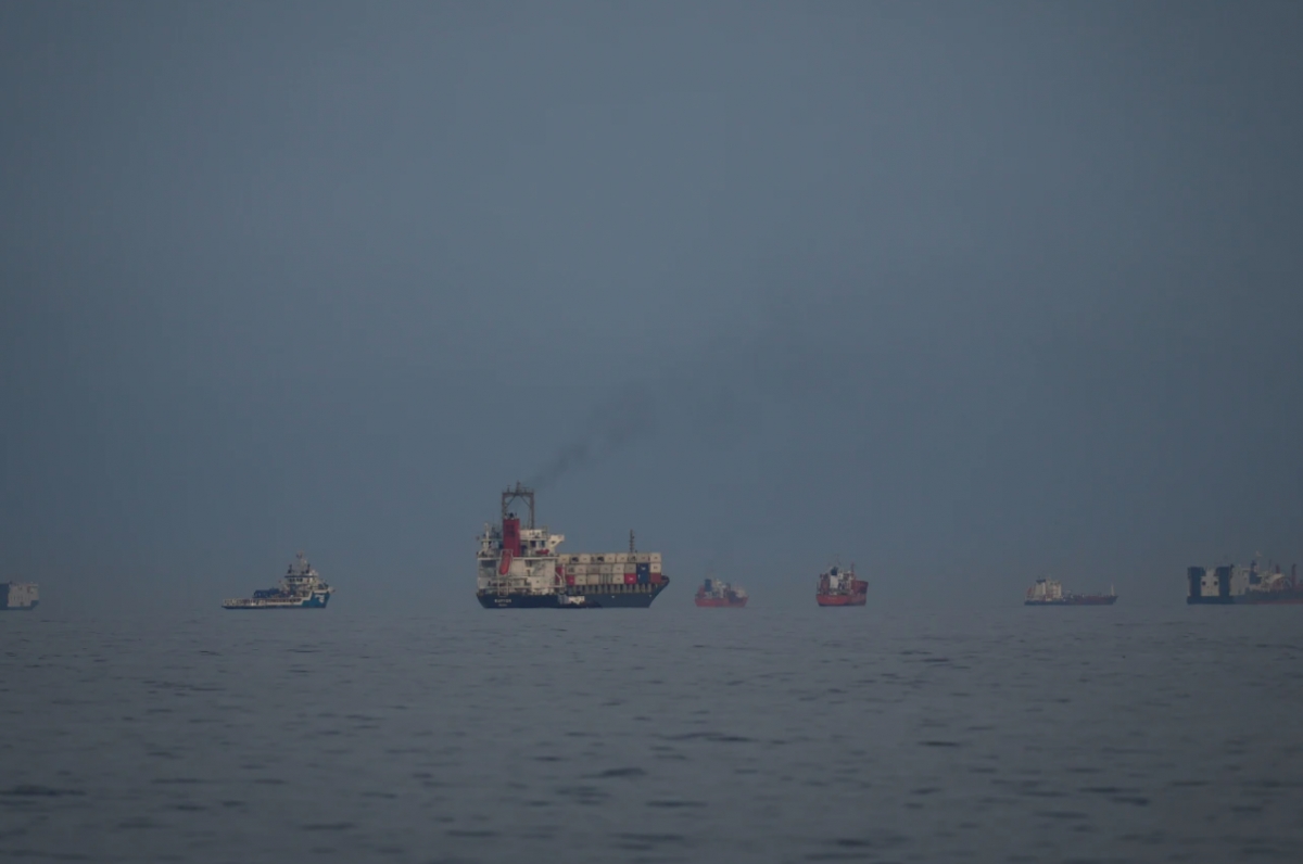 Tàu qua eo biển Hormuz. Ảnh: AP