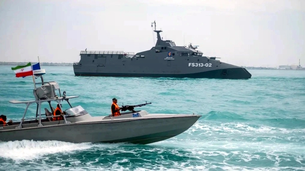 Tàu tấn công nhanh của Iran ở eo biển Hormuz - Ảnh: Nur