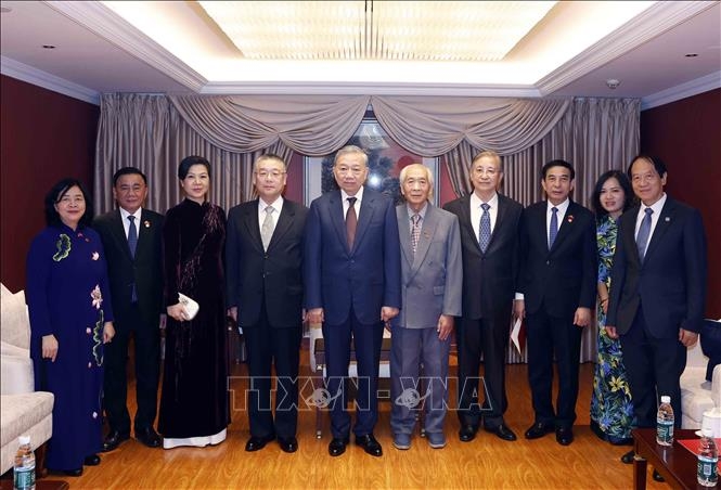 Tổng Bí thư, Chủ tịch nước Tô Lâm và Phu nhân gặp mặt thân nhân các tướng lĩnh, chuyên gia, nhân sỹ hữu nghị Việt Nam - Trung Quốc. Ảnh: Thống Nhất/TTXVN