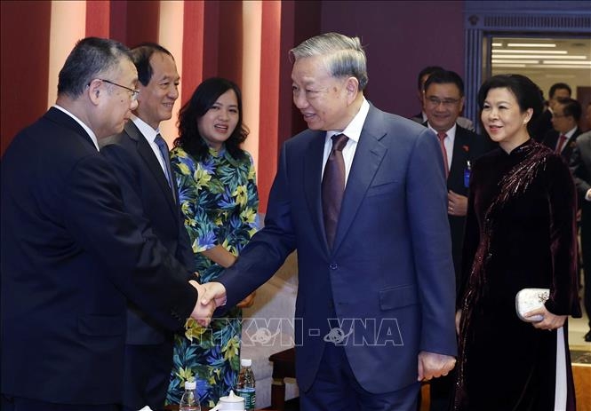 Tổng Bí thư, Chủ tịch nước Tô Lâm và Phu nhân gặp mặt thân nhân các tướng lĩnh, chuyên gia, nhân sỹ hữu nghị Việt Nam - Trung Quốc. Ảnh: Thống Nhất/TTXVN