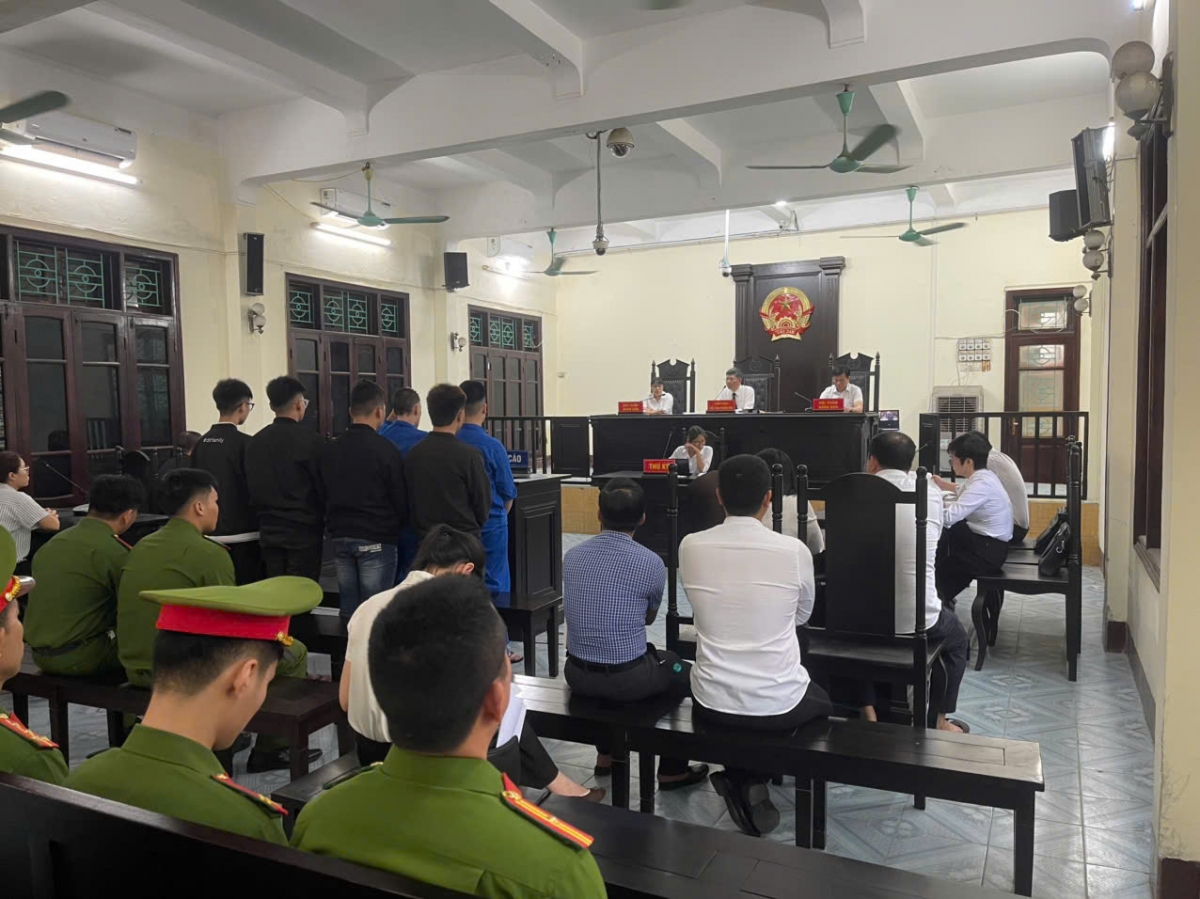 Cán bộ Phân trại tạm giam Thái Bình bảo vệ phiên tòa xét xử đối với các bị cáo vị thành niên bị khởi tố về tội “Cố ý gây thương tích”