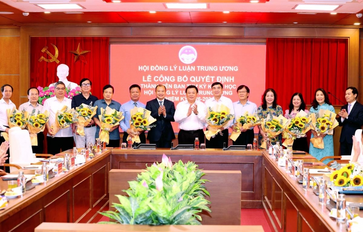 GS.TS Nguyễn Xuân Thắng và PGS.TS Lê Hải Bình, Phó Giám đốc thường trực Học viện Chính trị quốc gia Hồ Chí Minh tặng hoa chúc mừng Ban Thư ký khoa học Hội đồng nhiệm kỳ 2026-2031.