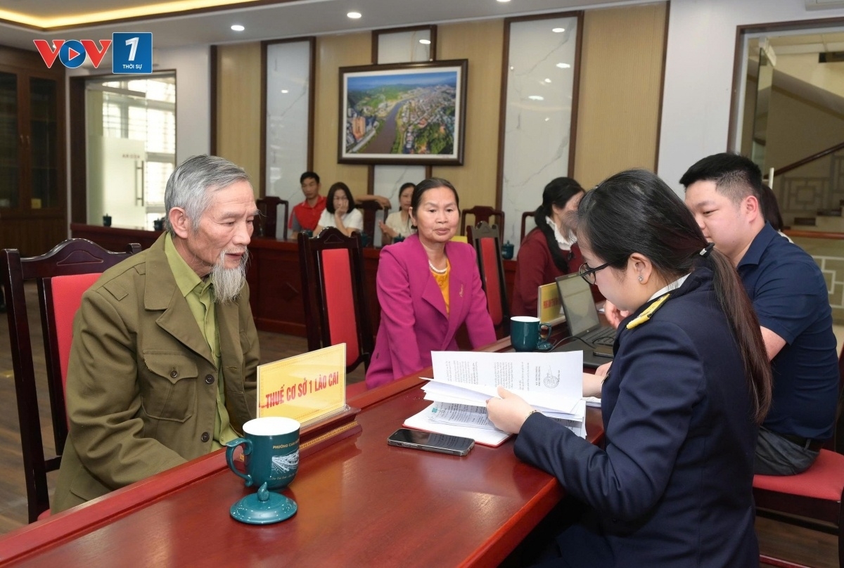 Lãnh đạo UBND phường Cam Đường, tỉnh Lào Cai trao giấy chứng nhận cho người dân.