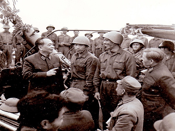 Đại tướng Võ Nguyên Giáp thăm và động viên Bộ đội Phòng không-Không quân
trong Chiến dịch Phòng không bảo vệ Hà Nội, tháng 12/1972. Ảnh tư liệu minh họa