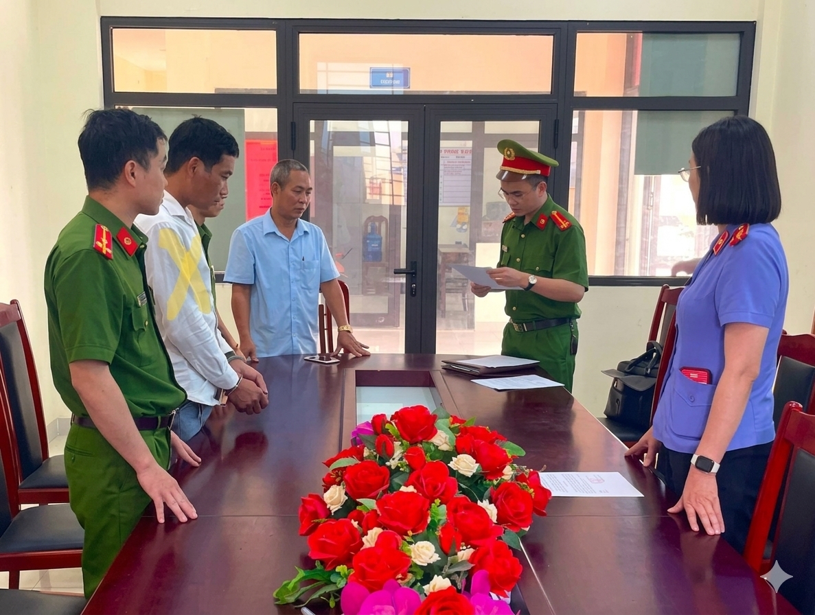 Cơ quan điều tra đọc quyết định khởi tố đối tượng.