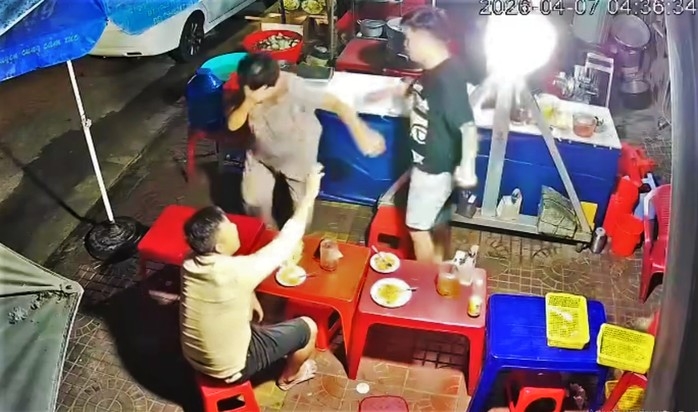 Người phụ nữ lớn tuổi bị nam thanh niên đánh