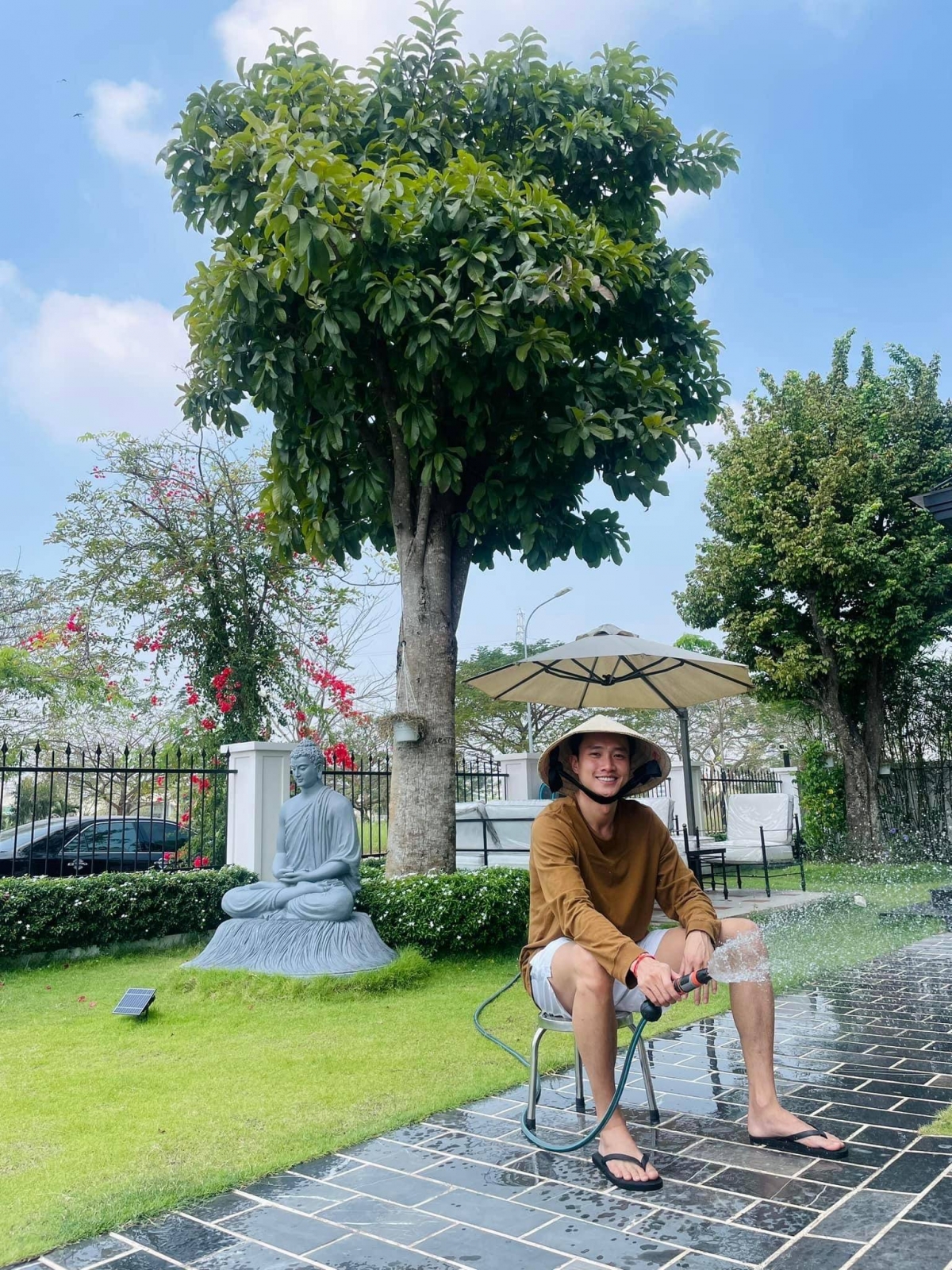 Diễn viên Quốc Trường 38 vẫn độc thân. Anh thẳng thắn bày tỏ: "Cả đời không rực rỡ thì thôi chứ. Mình đâu phải cái bóng đèn đâu mà sáng và rực rỡ, mình đâu phải mặt trời đâu mà sáng và rực rỡ. Mình là con người chủ yếu là an nhiên và hạnh phúc".