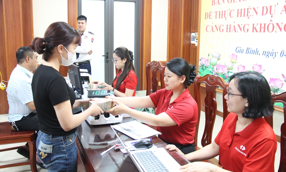 Người dân Bắc Ninh làm thủ tục nhận tiền đền bù, hỗ trợ đất nông nghiệp dự án sân bay Gia Bình