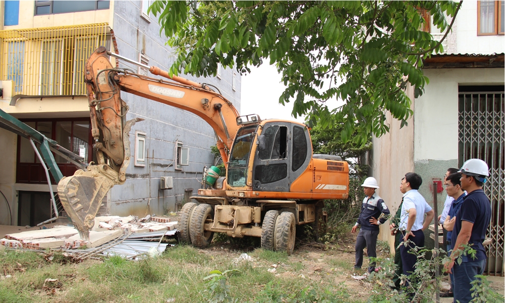 Đơn vị thi công tháo dỡ nhà của một hộ dân ở thôn Thủ Pháp, xã Gia Bình (một trong những hộ đồng thuận bàn giao mặt bằng trước cho dự án)