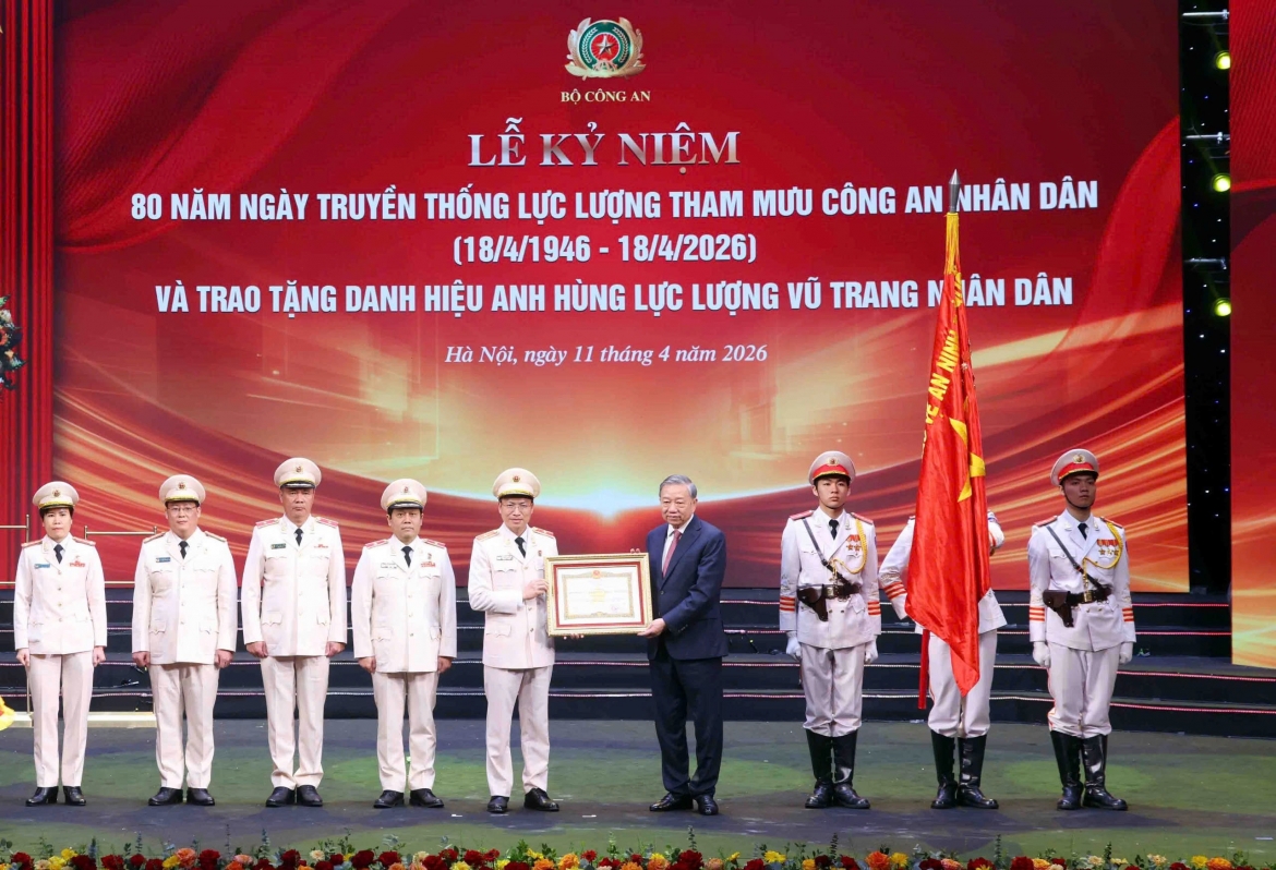 Tổng Bí thư, Chủ tịch nước Tô Lâm trao Danh hiệu Anh hùng lực lượng vũ trang nhân dân tặng Văn phòng Bộ Công an.  