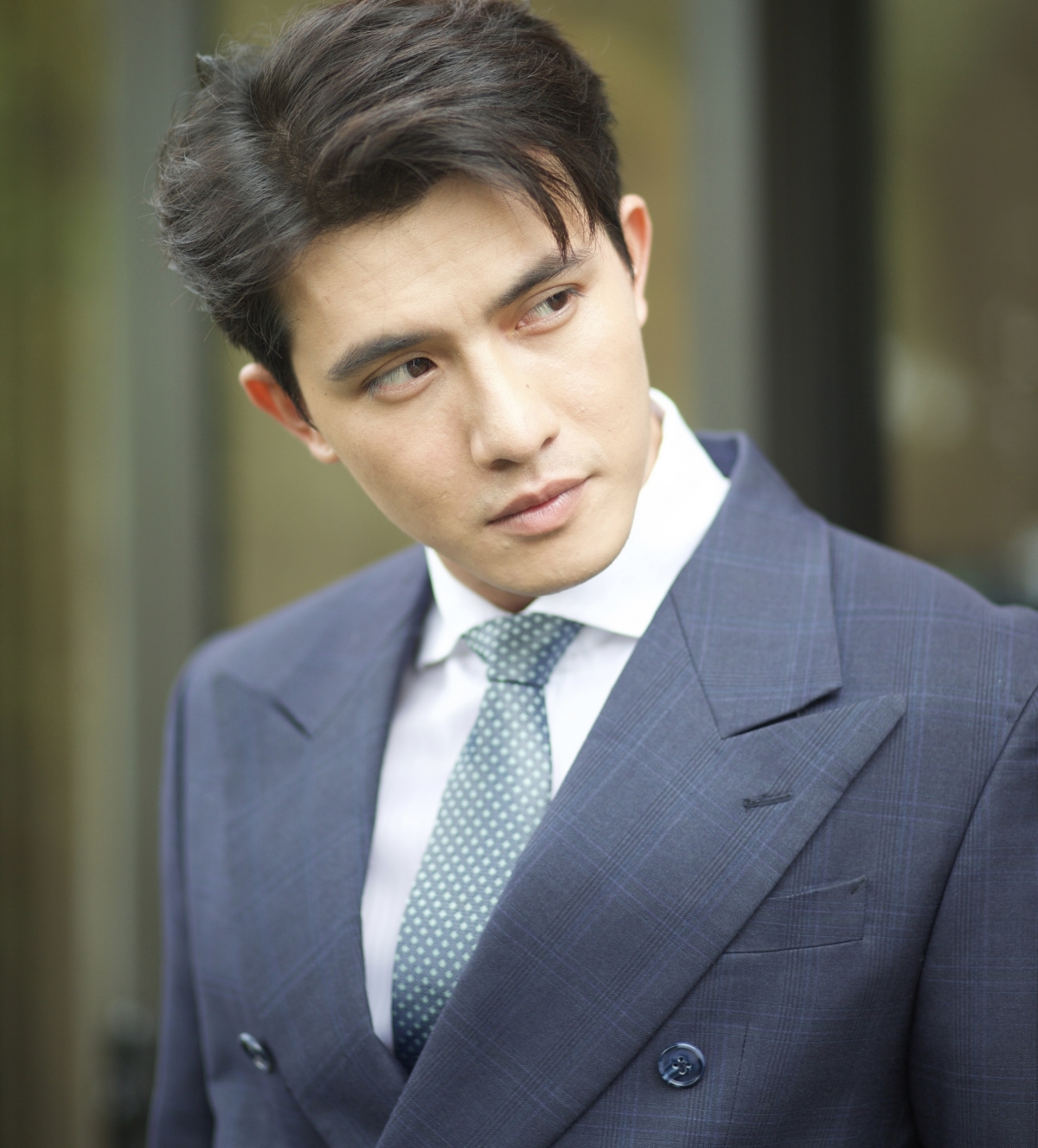 Trần Ngọc Vàng ghi điểm nhờ lối diễn tiết chế, khắc họa rõ sự kìm nén qua ánh mắt và biểu cảm. Nhân vật hiện lên vừa lý trí, vừa mang nhiều tổn thương, từ đó tạo được sự đồng cảm với người xem. Đạo diễn Vũ Khắc Tuận nhận xét: “Với Trần Ngọc Vàng, tôi đánh giá rất cao cả về ngoại hình lẫn diễn xuất. Vàng có ý thức rõ ràng trong cách xây dựng nhân vật, luôn chủ động trao đổi trước mỗi cảnh quay”.