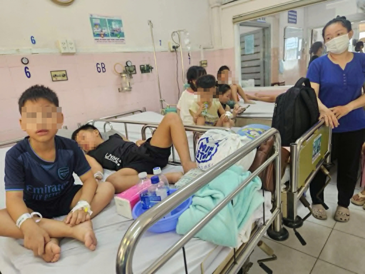 Các em học sinh được phụ huynh đưa nhập viện điều trị sốt cao, nôn, tiêu chảy. (Ảnh: A.X)