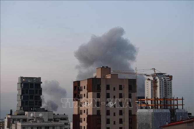 Khói bốc lên sau một vụ tấn công tại Tehran, Iran. Ảnh: TTXVN