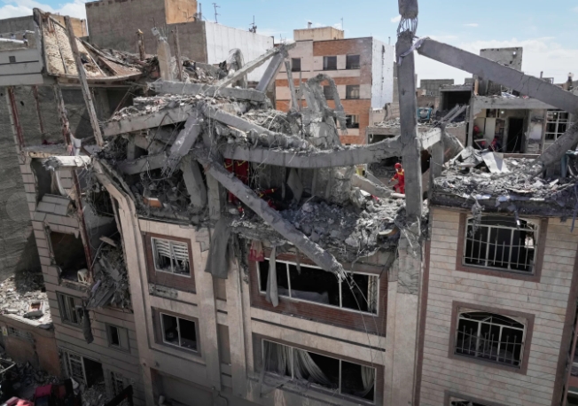 Hiện trường đổ nát sau một cuộc tấn công của Mỹ vào Iran. Ảnh: AP