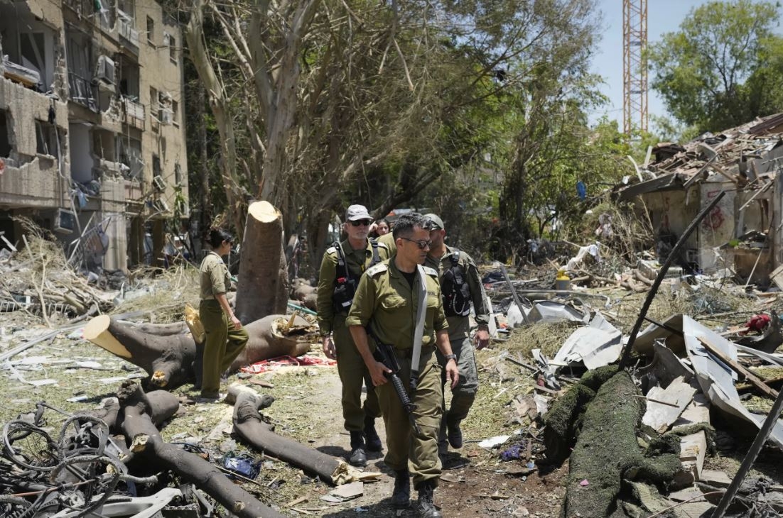 Khói bốc lên sau một cuộc tấn công tên lửa của Mỹ vào Iran. Ảnh: AP