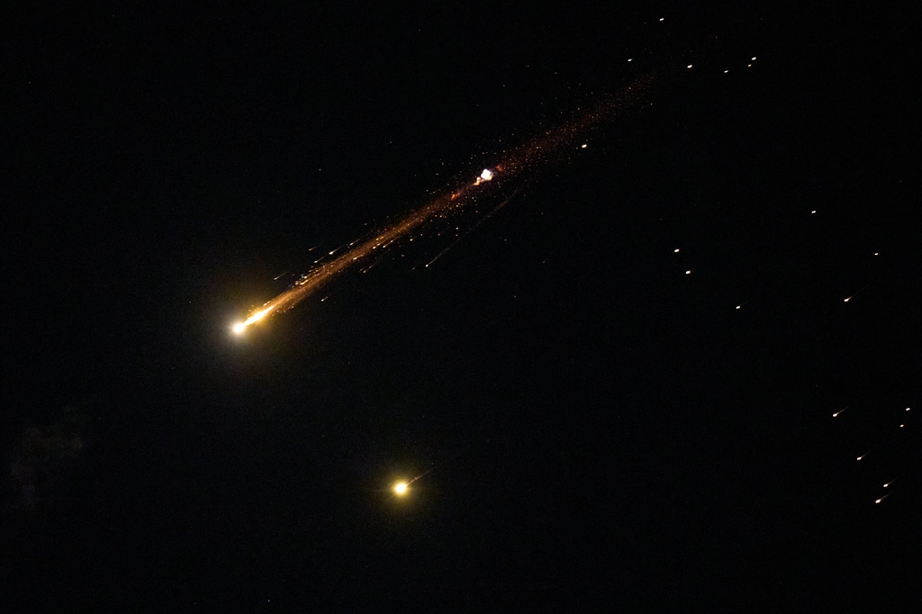 Tên lửa mang đạn chùm phát nổ trên bầu trời phía Bắc Israel ngày 8/4/2026. Ảnh: AP