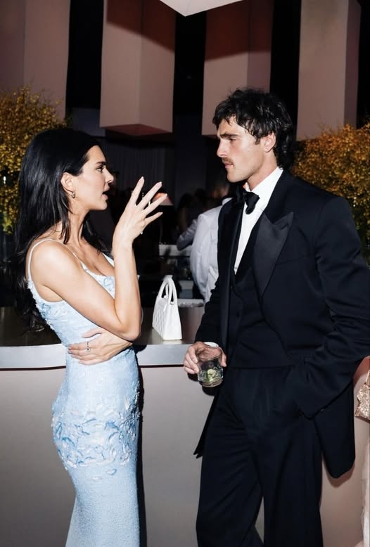 Khoảnh khắc Kendall Jenner và Jacob Elordi đứng cạnh nhau tại một sự kiện.