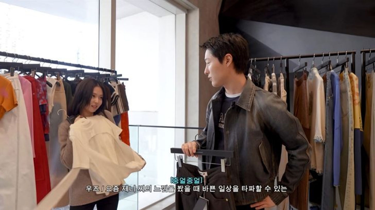 Jennie và WOODZ chọn quần áo. (Ảnh: trích từ kênh YouTube của WOODZ).