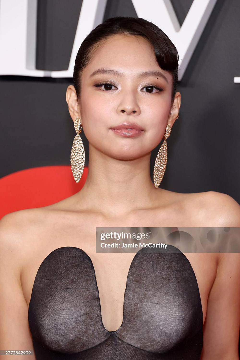 Tại sự kiện, Jennie mặc bộ váy cúp ngực, hạ eo xuyên thấu gợi cảm giúp cô khoe được bờ vai ngang và vòng eo con kiến trứ danh.