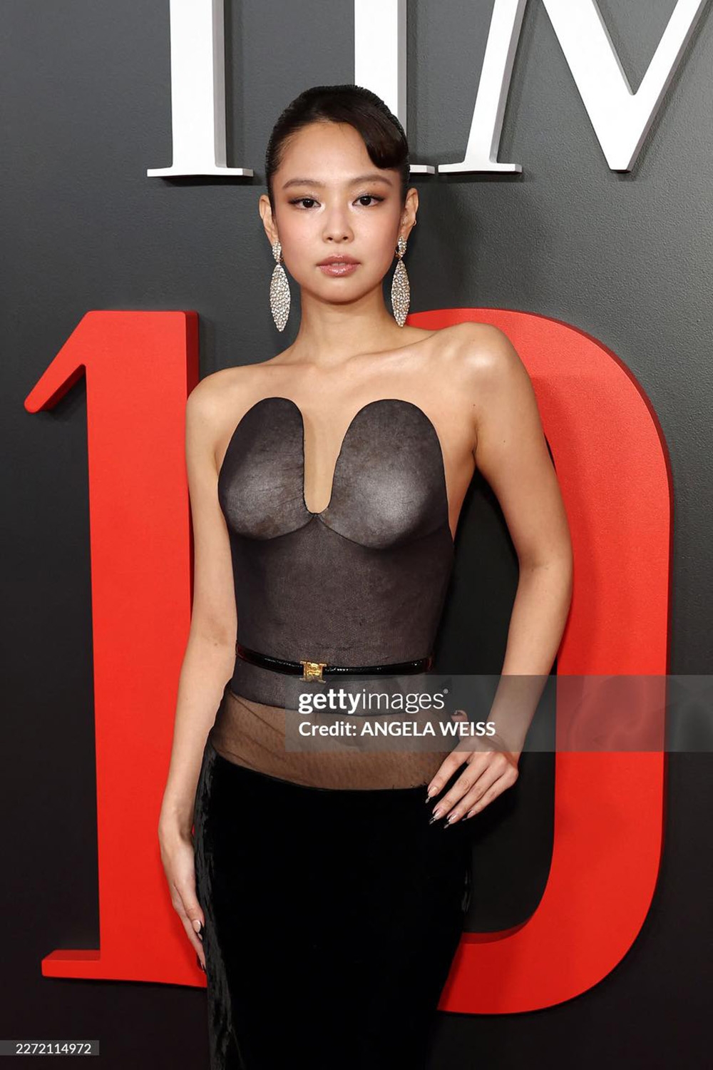 Trên mạng xã hội X, dân tình đều thi nhau hỏi không ai biết đã phối đồ và làm kiểu tóc “dìm hàng” Jennie đến vậy trong ngày cô được vinh danh là “mỹ nhân quyền lực thế giới”.