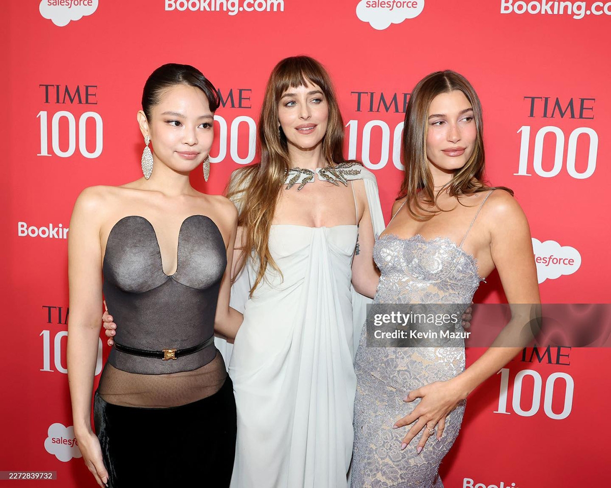 Ở khung hình chung với Hailey Bieber, bà xã của Justin Bieber, và mỹ nhân “50 Sắc Thái” Dakota Johnson, do lép vế về chiều cao và có phong cách ăn mặc như “quý bà”. Jennie bị 2 người đẹp Hollywood át vía hào quang. Có thể nói, đây là lần đi thảm đỏ đáng thất vọng nhất và mặc xấu hiếm thấy của Jennie.